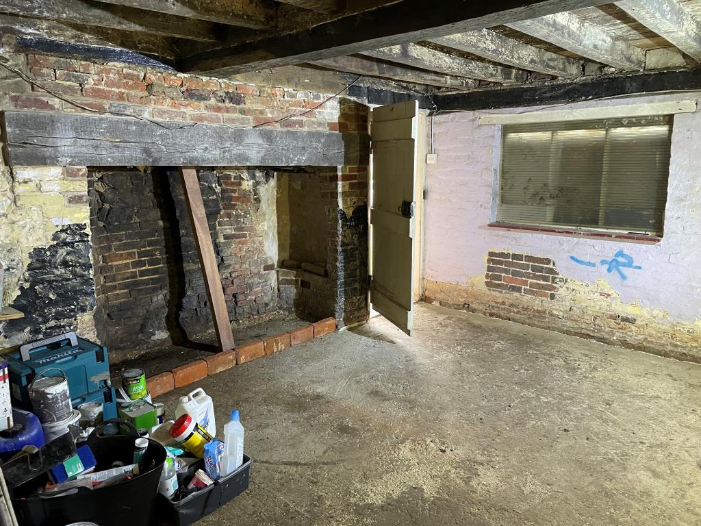 Lot: 14 - PERIOD COTTAGE WITH LAND FOR RENOVATION - 